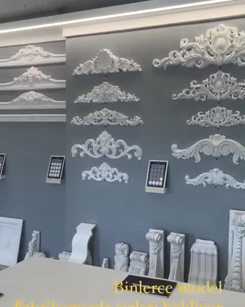 Kabartmalı alınlıklar ile dekoratif konsol ve sütun parçaları görülüyor.