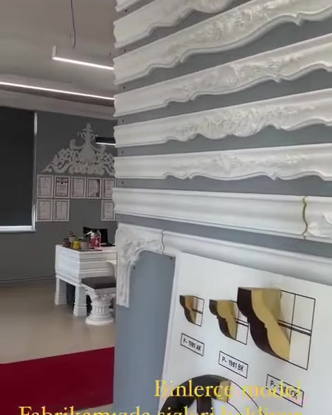 Kartonpiyer numuneleriyle birlikte süslü şömine çevresi örneği sergileniyor.