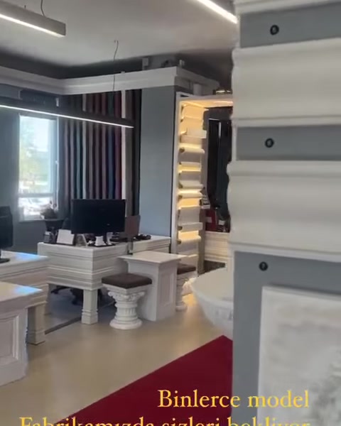Profil standının arkasında dekoratif masa ayakları ve showroom bölümü görülüyor.