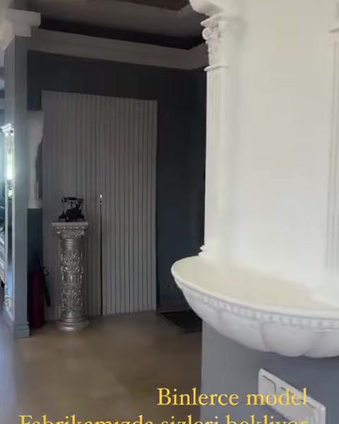 Yuvarlak kaideli sütun uygulaması ve bezemeli başlık sergileniyor.