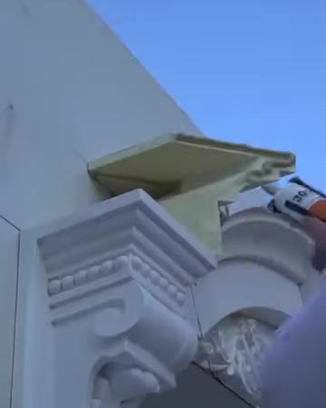 Süslemeli dış cephe sövesi bina köşesinde bütün olarak görülüyor