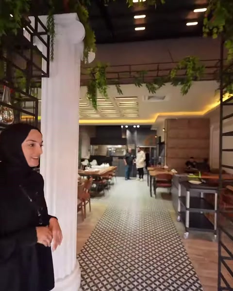 Restoran girişinde yivli sütun gövdesi ve iç mekân birlikte görülüyor.