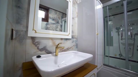 Banyoda lavabo çevresi ve sade duvar bitişleri gösteriliyor.