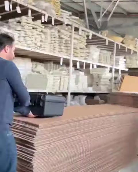 Atölye raflarında kalıplar ve istiflenmiş üretim parçaları bulunuyor