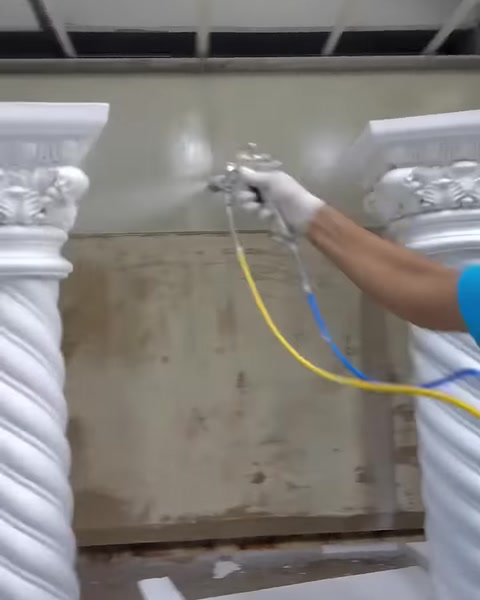 Sütun başlığına püskürtme yöntemiyle beyaz boya uygulanıyor