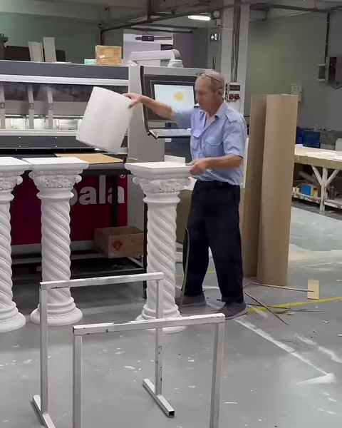 İki çalışan Roma sehpa modelinin üst bölümünü değerlendiriyor