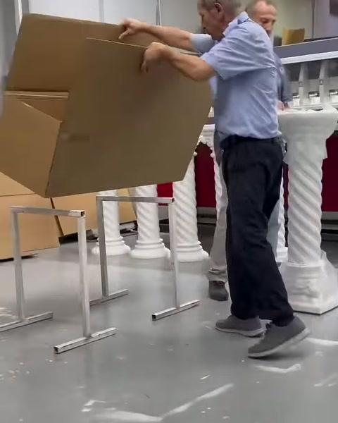 Büyük karton kutu paketleme için açılıp şekillendiriliyor