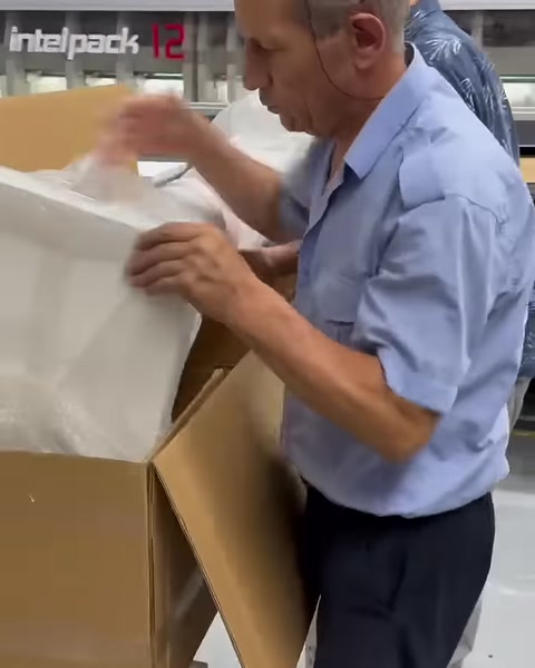 Koruyucu köpük katmanı karton kutunun içine yerleştiriliyor
