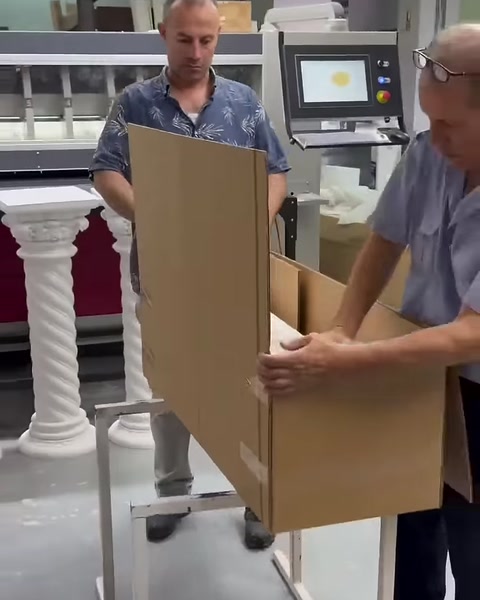 Hazırlanan karton kutu paketleme standına taşınıyor