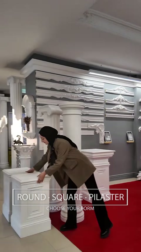 Kare gövdeli pilaster modeli showroom içinde inceleniyor