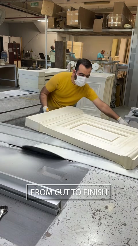 Kesilmiş dekoratif panel üretim tezgâhında kontrol ediliyor