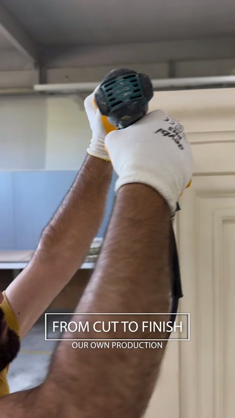 Pilaster yüzeyi üretim sırasında zımpara makinesiyle hazırlanıyor