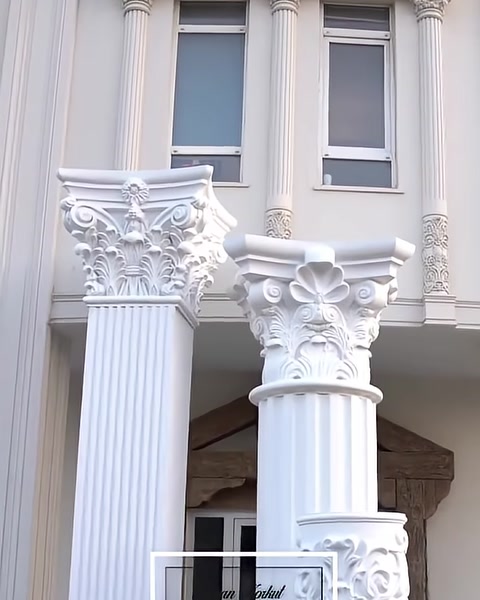 Korint başlıklı yivli sütunlar tamamlanmış cephe düzeninde sergileniyor