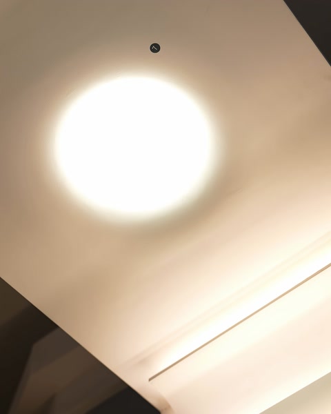 Tavan panelindeki dairesel ışık dağılımı yakından görülüyor.