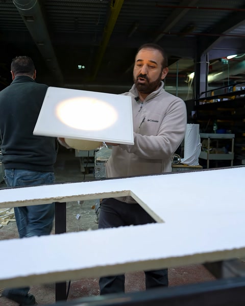 Aydınlatılmış armatür eğik tutularak yüzey formu tanıtılıyor.