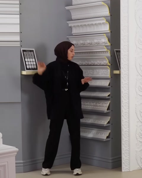 Farklı kesitlere sahip kartonpiyer modelleri sunum alanında görülüyor