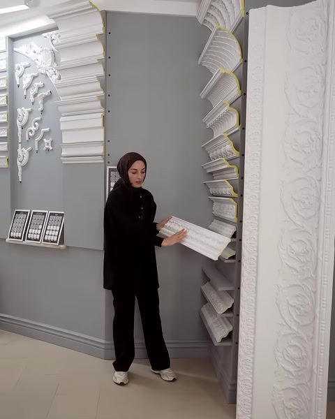 Sunucu elinde düz profilli kartonpiyer örneğini gösteriyor