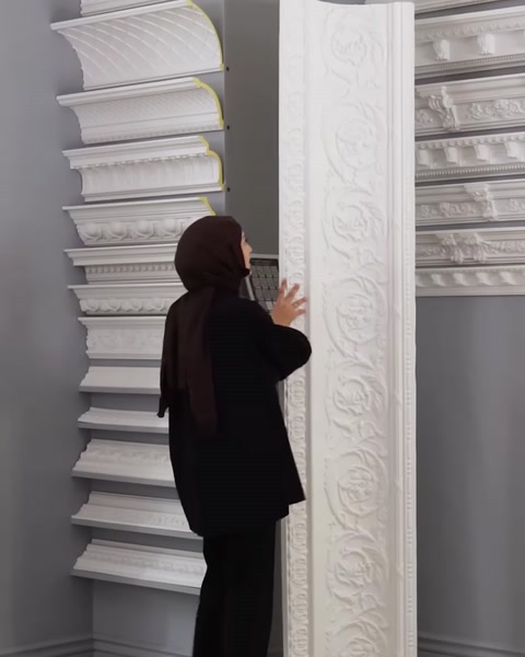 Uzun dekoratif profilin kabartmalı yüzey ayrıntıları yakından gösteriliyor