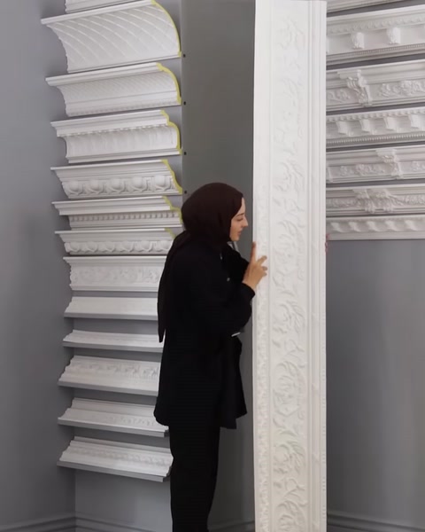 Dikey yerleştirilen geniş desenli profilin kenar yapısı inceleniyor