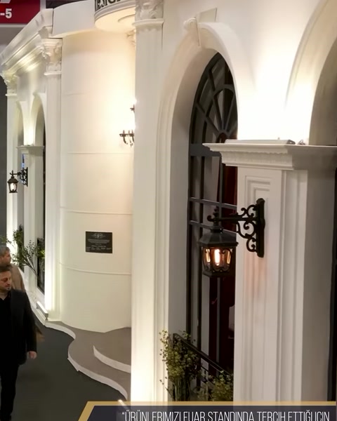 Beyaz söve, sütun ve duvar çıtalarının birlikte kullanıldığı cephe