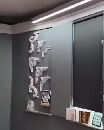 Kartonpiyer profilleri ile köşe süslemelerinin birlikte sunulduğu teşhir alanı