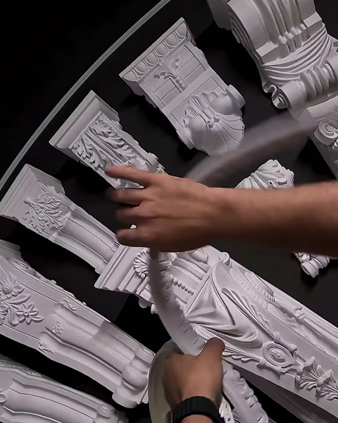 Desenli esnek çıta, kabartmalı ürün panosunda eğilerek uygulanıyor