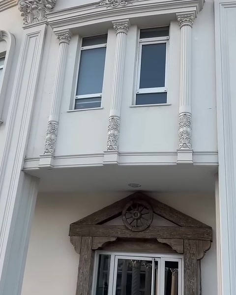 Polure Poliüretan Sütun Başlıkları ile Modern ve Klasik Mimari Dokunuşlar — 0:15