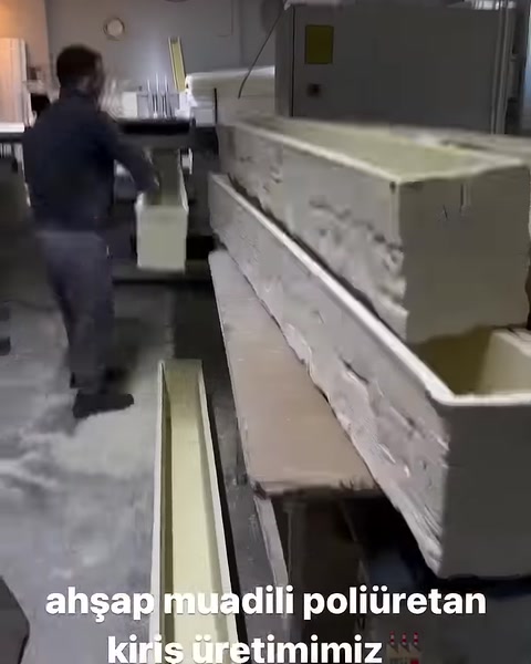 İşlenen kirişin pürüzlü ahşap desenli kenarı öne çıkıyor