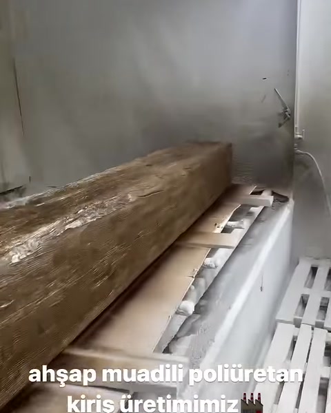 Renklendirme sırasında kiriş yüzeyinde koyu ahşap tonu belirginleşiyor