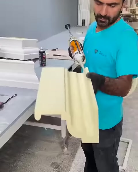 Kesilmiş poliüretan söve profilinin iç yapısı yakından gösteriliyor.