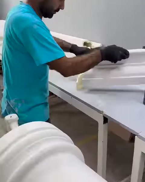İki söve parçası köşe oluşturacak şekilde dikkatle hizalanıyor.