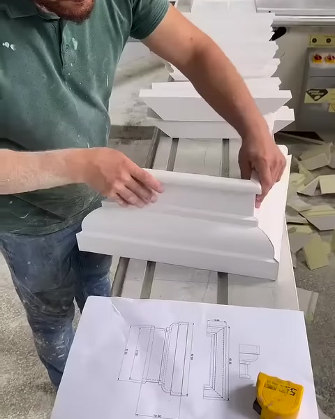 Beyaz söve örneği kesim ve birleşim kontrolü için sergileniyor.