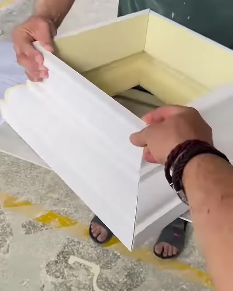 İki kişi açılı söve uçlarını köşe birleşiminde hizalıyor.