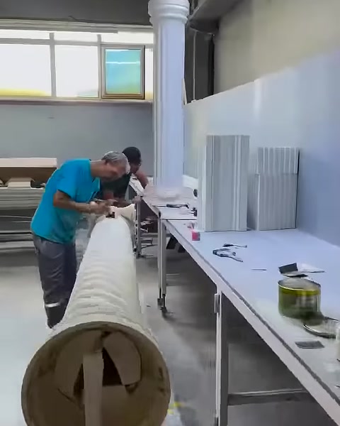 Usta uzun dekoratif sütun yüzeyinde uygulama çalışması yapıyor.