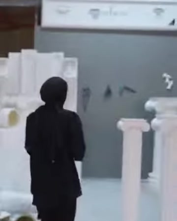 Atölyede farklı yüksekliklerde dekoratif sütun modelleri birlikte sergileniyor