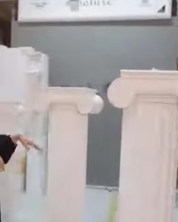 Farklı gövde ve başlıklara sahip sütunlar yan yana görülüyor