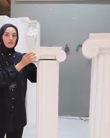Düz sütun gövdesi üzerindeki sade başlık detayı inceleniyor