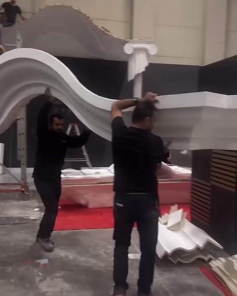 Ekip, geniş kavisli dekoratif kemer parçasını birlikte kaldırıyor