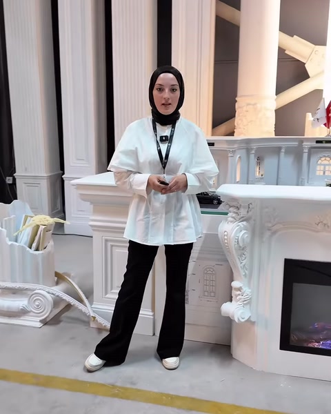 Showroomda dekoratif şömine yanında farklı biçimlerde uzun sütun modelleri bulunuyor