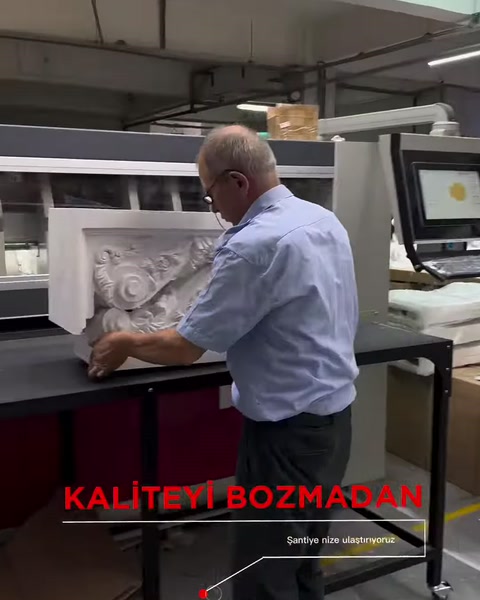 İşçi, işlem öncesinde işlemeli poliüretan payandayı makineye yerleştiriyor