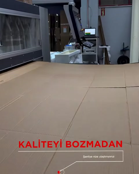 Sevkiyat kutularında kullanılacak karton levhalar çalışma alanında hazırlanıyor