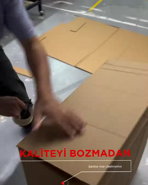 Karton kutunun birleşim yerleri bantlanarak paketleme işlemi sürdürülüyor