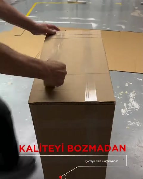 Hazırlanan uzun karton kutunun üst kapağı bantla sabitleniyor