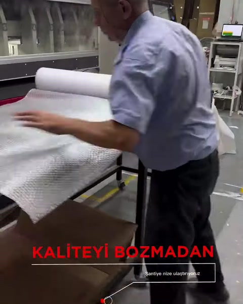 Poliüretan payanda için balonlu koruyucu ambalaj masaya seriliyor
