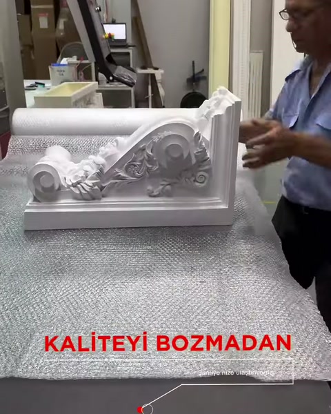 Kıvrımlı bitkisel motiflere sahip dekoratif payanda yakından görülüyor
