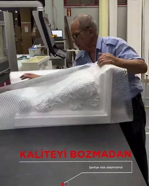 İşlemeli poliüretan payanda balonlu ambalajla dikkatlice sarılıyor