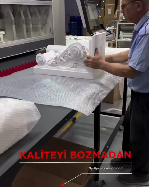 Beyaz dekoratif payanda paketleme tezgâhında ayrıntılarıyla sergileniyor