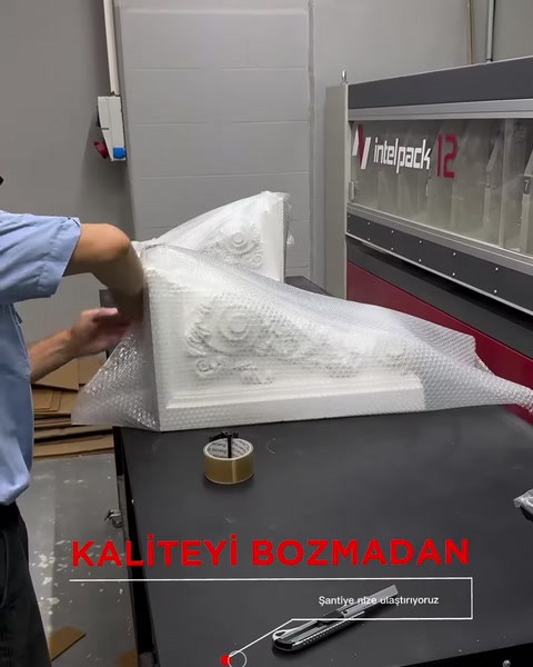 Üçgen formlu işlemeli payanda koruyucu malzeme üzerinde duruyor