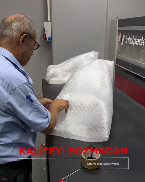 Sarılmış dekoratif payandanın üzeri ek balonlu ambalajla kaplanıyor