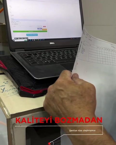 Paketleme belgesi bilgisayar yanındaki çalışma alanında kontrol ediliyor
